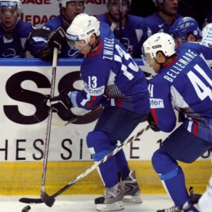 Jonathan Zwikel avec l'équipe de France de Hockey sur glace